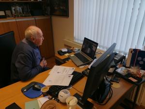 OM - 1izredna seja - videoseja 02042020, zupan med sejo, foto Lidija Uhan, Obcina Mirna (1)